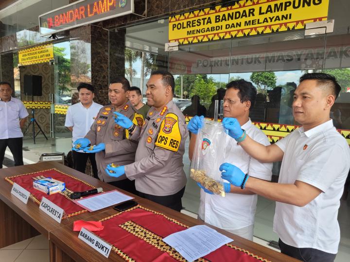 WNA Asal China Diamankan Polisi di Bandar Lampung Usai Menawarkan Logam Emas Menyerupai Tail